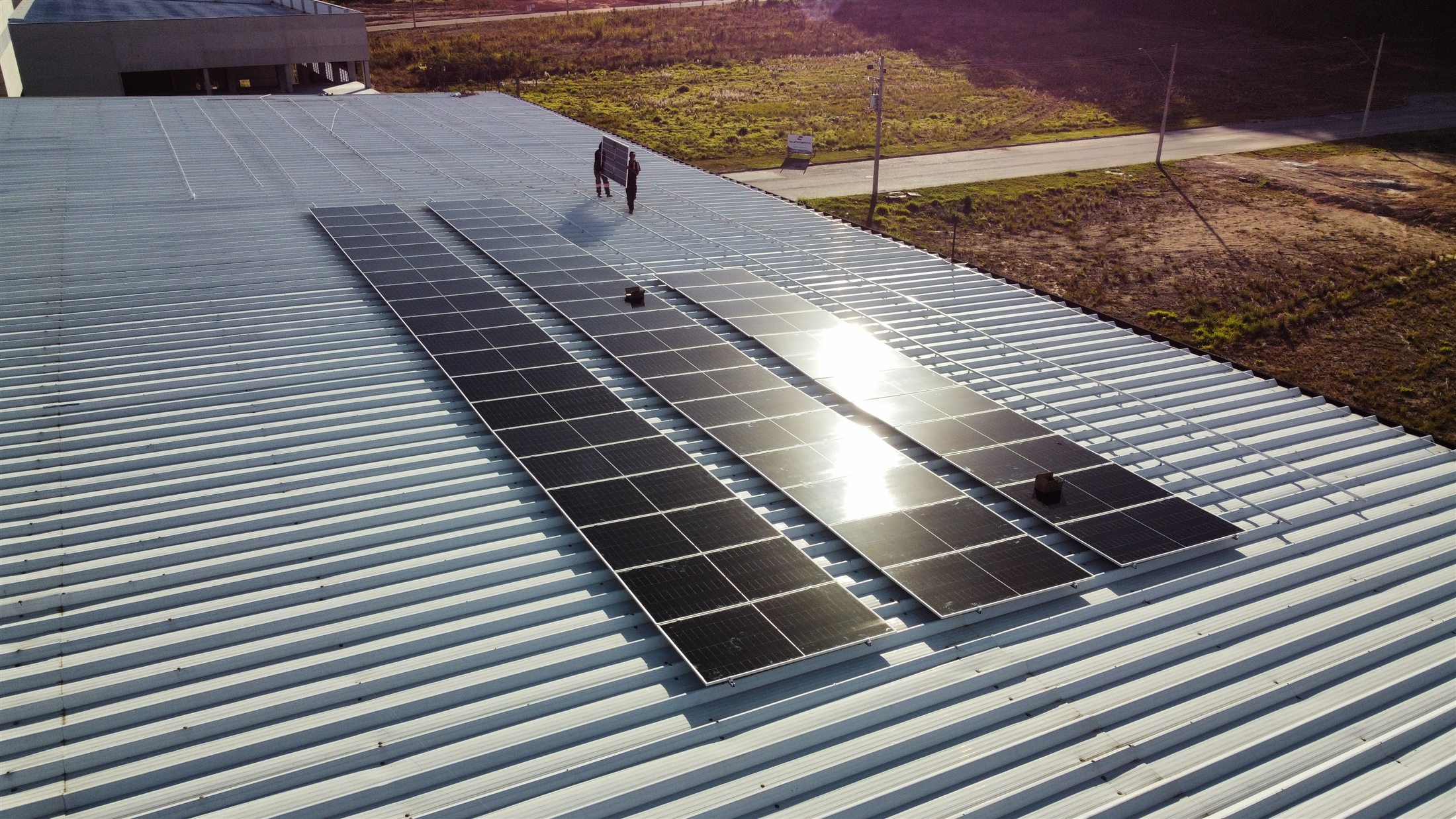 Instalação fotovoltaica da Renovatech em andamento sobre cobertura metálica