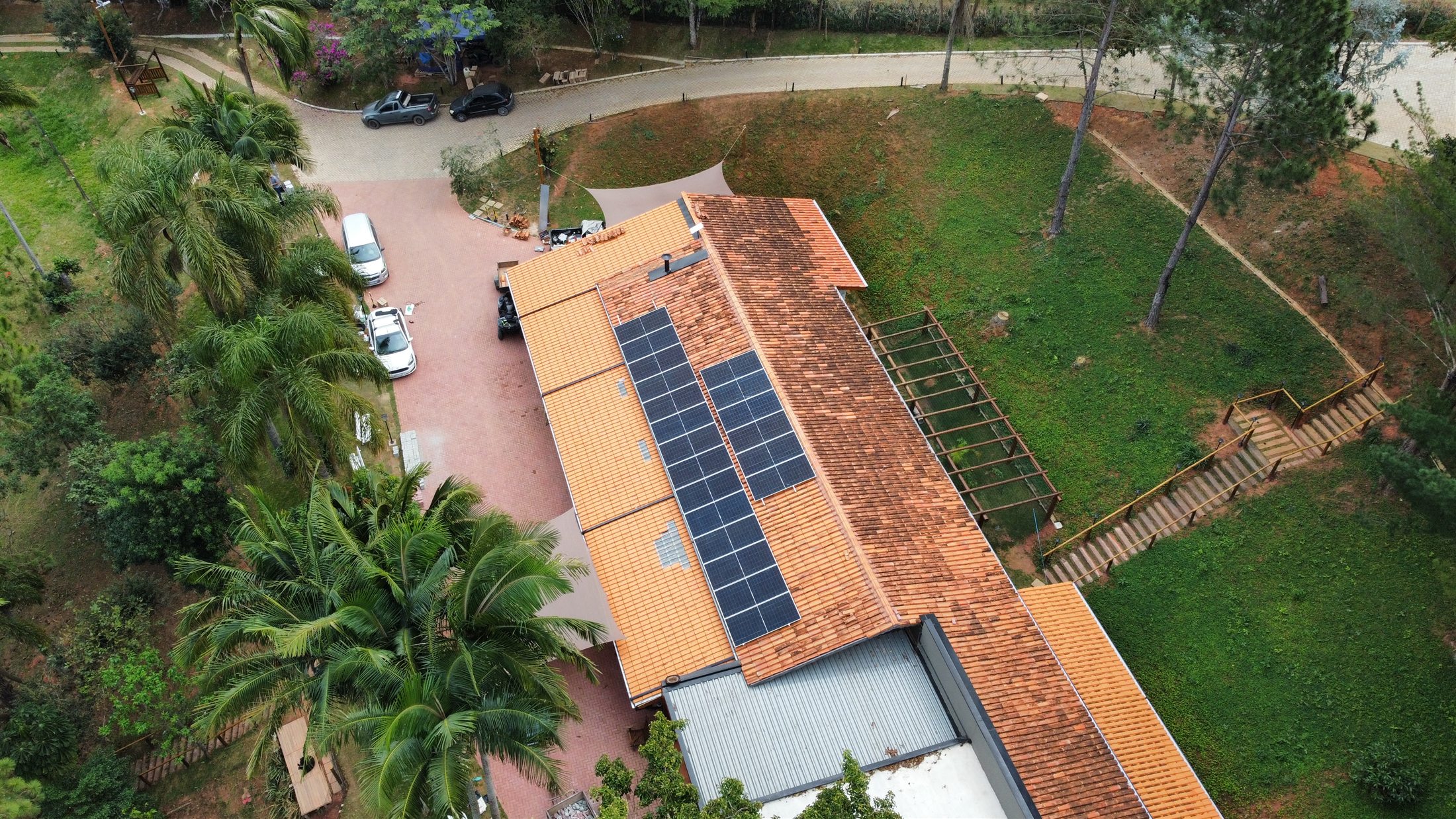 Vista aérea de sistema fotovoltaico executado pela Renovatech em cobertura de telhas