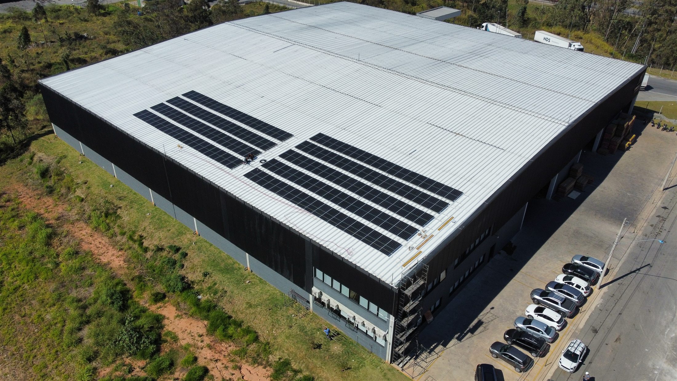 Vista aérea da instalação fotovoltaica executada pela Renovatech sobre a cobertura industrial